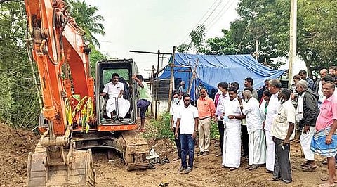கந்திலி அடுத்த ஆதியூர் ஊராட்சியில் உள்ள வாலேரி முதல் கொரட்டி வரை கால்வாய் அமைக்கும் பணிகளை தொடங்கி வைத்த எம்எல்ஏ நல்லதம்பி.