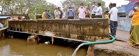 பாலாறு அணைக்கட்டில் இருந்து வெள்ள நீர் செல்வதை கண்காணிப்பு அலுவலர் செல்வராஜ் நேற்று ஆய்வு செய்தார். அருகில், ராணிப்பேட்டை மாவட்ட ஆட்சியர் பாஸ்கர பாண்டியன், மாவட்ட வருவாய் அலுவலர் ஜெயச்சந்திரன் உள்ளிட்டோர்.அடுத்த படம்: வேலூரில் மழை வெள்ளம் சூழ்ந்த கன்சால்பேட்டை பகுதியில் ஆய்வு செய்த மழை வெள்ள கண்காணிப்பு அலுவலர் நந்தகுமார். அருகில், மாவட்ட ஆட்சியர் குமாரவேல் பாண்டியன் உள்ளிட்டோர்.