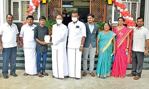 பர்கூர் வேளாங்கண்ணி பள்ளியில் நீட் தேர்வில் சிறப்பிடம் பிடித்த மாணவர்களுக்கு எம்.பி., தம்பிதுரை பரிசு வழங்கி பாராட்டினார்.