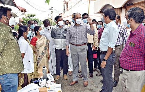 மொடக்குறிச்சியை அடுத்த பெரிய செட்டிப்பாளையத்தில் நடந்த சிறப்பு காய்ச்சல் முகாமில், ஈரோடு ஆட்சியர் எச்.கிருஷ்ணன் உண்ணி ஆய்வு மேற்கொண்டார்.