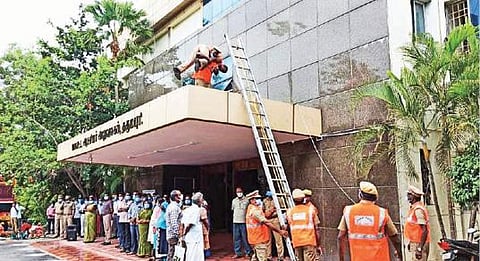 தருமபுரி ஆட்சியர் அலுவலகத்தில் பேரிடர் கால மீட்பு செயல்விளக்க விழிப்புணர்வு நிகழ்ச்சி நடைபெற்றது. இதில், கட்டிட இடிபாடுகளில் சிக்கியவர்களை மீட்பது தொடர்பாக தீயணைப்பு வீரர்கள் பயிற்சி அளித்தனர்.