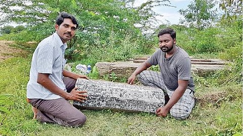 போத்தநதியில் சிதிலமடைந்த சிவன் கோயில். (வலது) கோயிலில் உள்ள தமிழ் கல்வெட்டினை உதவிப் பேராசிரியர் து.முனீஸ்வரன் தலைமையில் குழுவினர் படி எடுத்து கள ஆய்வு செய்தனர்.