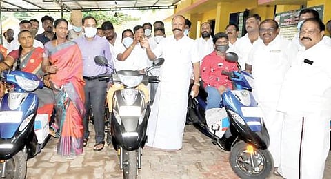 சிவகங்கையில் நடந்த நிகழ்ச்சியில் மாற்றுத்திறனாளிகளுக்கு மூன்று சக்கர ஸ்கூட்டர்களை வழங்கிய அமைச்சர் கே.ஆர்.பெரியகருப்பன். அருகில் மாவட்ட ஆட்சியர் பி.மதுசூதன்ரெட்டி, தமிழரசி எம்எல்ஏ.