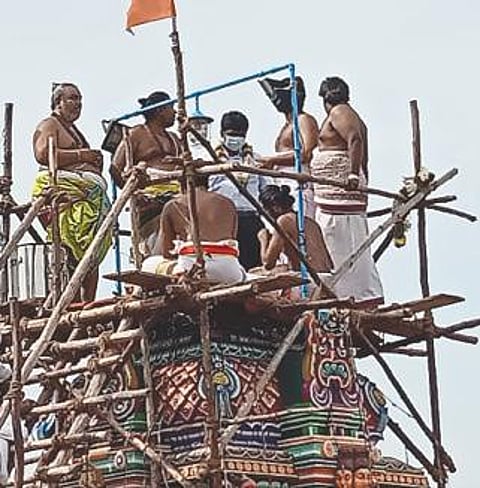 மதுரை வேலம்மாள் மருத்துவமனை வளாகத்தில் உள்ள வேல்முருகன் கோயில் கும்பாபிஷேகத்தில் கலந்து கொண்ட வேலம்மாள் மருத்துவக் குழுமத் தலைவர் முத்துராமலிங்கம், நிர்வாக இயக்குநர் கார்த்திக், அமைச்சர் மூர்த்தி, வேலம்மாள் கல்விக் குழுமத்தின் முதன்மை நிர்வாக அதிகாரி வேல்முருகன் உள்ளிட்டோர். (வலது) கோபுர கலசத்துக்கு புனித நீர் ஊற்றிய சிவாச்சாரியார்கள்.