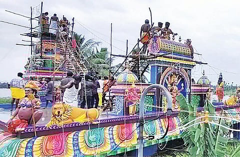 செஞ்சி அருகே மேல்பாப்பாம்பாடி கிராமத்தில் மாரியம்மன் கோயில் கும்பாபிஷேகம் நடைபெற்றது.