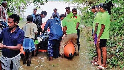 கொள்ளிடம் ஆற்றில் சிக்கிய மாடுகளை மீட்க தீயணைப்புத்துறையினர் படகில் புறப்பட்டு சென்றனர்.