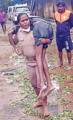 கீழ்ப்பாக்கம் கல்லறைத் தோட்டத்தில் மயங்கிக் கிடந்த இளைஞரை தோளில் சுமந்துசென்ற ஆய்வாளர்: காவல் துறை அதிகாரிகள், பொதுமக்கள் பாராட்டு