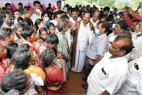 கிருஷ்ணகிரி மாவட்டம் ஊத்தரங்கரை அருகே இருளர் இன மக்கள் வசிக்கும் குடியிருப்புப் பகுதியில் கைத்தறி மற்றும் துணிநூல் துறை அமைச்சர் காந்தி ஆய்வு மேற்கொண்டார்.
