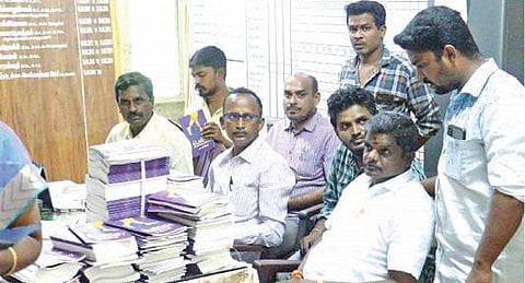 திருப்பூர் மாநகராட்சி பள்ளியில் பெரியார் புத்தகம் விநியோகம் : பள்ளியை முற்றுகையிட்ட பாஜகவினர்