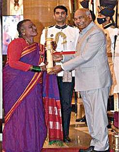 குடியரசுத் தலைவர் ராம்நாத் கோவிந்திடம் பத்மஸ்ரீ விருது பெறும் மஞ்சம்மா ஜோகதி