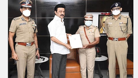 காவல் ஆய்வாளர் ராஜேஸ்வரியின் சேவையைப் பாராட்டி முதல்வர் மு.க.ஸ்டாலின் சான்றிதழ் வழங்கினார்.