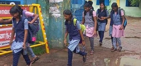 தருமபுரியில் 8-ம் வகுப்பு வரை பள்ளிகளுக்கு விடுமுறை: 9-ம் வகுப்பு முதல் கல்லூரி வரையிலான மாணவர்கள் வருகை