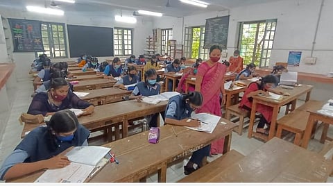 புதுச்சேரி சுப்பிரமணிய பாரதியார் அரசு பெண்கள் மேல்நிலைப் பள்ளியில் நடந்த தேசியத் திறன் கணக்கெடுப்பில் பங்கேற்ற மாணவிகள்.