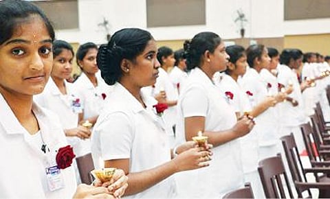 வேலூர் நாராயணி நர்சிங் கல்லூரியில் முதலாம் ஆண்டு வகுப்பு தொடக்க விழாவில் தீபமேற்றி உறுதிமொழி ஏற்றுக்கொண்ட மாணவிகள்.