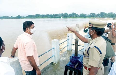 வேலூர் மாவட்டம் பொன்னை அணைக்கட்டு நிரம்பி ஆற்றில் வெள்ளப்பெருக்கெடுத்து ஓடுவதை நேற்று பார்வையிட்ட மாவட்ட ஆட்சியர் குமாரவேல் பாண்டியன். அருகில், மாவட்ட காவல் கண்காணிப்பாளர் செல்வக்குமார் உள்ளிட்டோர்.படம்: வி.எம்.மணிநாதன்.