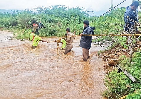 திருநெல்வேலி மாவட்டம் பணகுடி ஆலந்துறை ஆற்றில் திடீர் வெள்ளப்பெருக்கு ஏற்பட்டது. வெள்ளத்தில் சிக்கிய 10 விவசாய பணியாளர்களை தீயணைப்பு படையினர் பத்திரமாக மீட்டனர்.