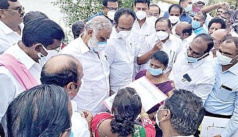 தஞ்சாவூர் மாவட்டம் மதுக்கூர் அருகே அண்டமி கிராமத்தில் நேற்று மழை, வெள்ள பாதிப்புகளை பார்வையிட்டு, சேத விவரங்களை அதிகாரிகளிடம் கேட்டறியும் கூட்டுறவுத் துறை அமைச்சர் ஐ.பெரியசாமி தலைமையிலான ஆய்வுக் குழுவினர்.