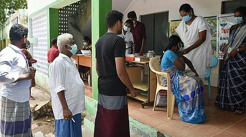 8-வது கட்டமாக 50 ஆயிரம் இடங்களில் நாளை மெகா தடுப்பூசி முகாம்: வீடு வீடாக செல்லவும் குழுக்கள் அமைப்பு