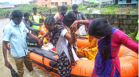 இடைவிடாது கொட்டும் கனமழையால் தண்ணீரில் மிதக்கும் குமரி; 200 கிராமங்களை வெள்ளம் சூழ்ந்தது: 120க்கும் மேற்பட்ட வீடுகள் இடிந்தன