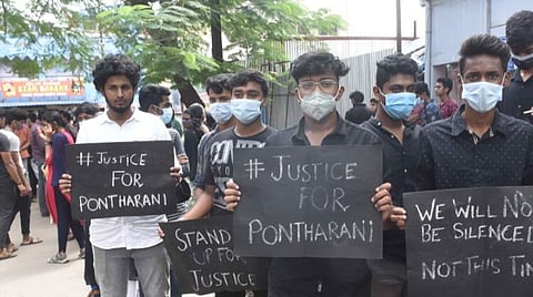 உயிரிழந்த மாணவியின் வீட்டு முன்பு போராட்டத்தில் ஈடுபட்ட மாணவ, மாணவிகள், பல்வேறு அமைப்பினர் மற்றும் பொதுமக்கள் | படங்கள்: ஜெ.மனோகரன்.