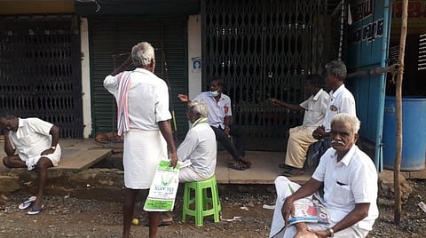 விருத்தாச்சலம் இ-சேவை மையங்களில் பயிர்க் காப்பீட்டுக்காகக் காத்திருக்கும் விவசாயிகள் | படம்:ந.முருகவேல்.