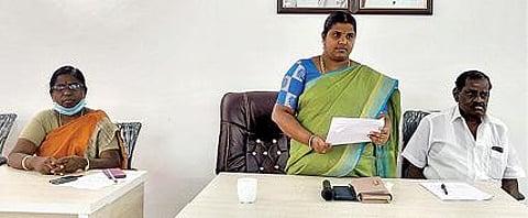 கலசப்பாக்கம் ஒன்றிய குழு கூட்டத்தில் பேசும் ஒன்றிய குழுத் தலைவர் அன்பரசி ராஜசேகரன்.