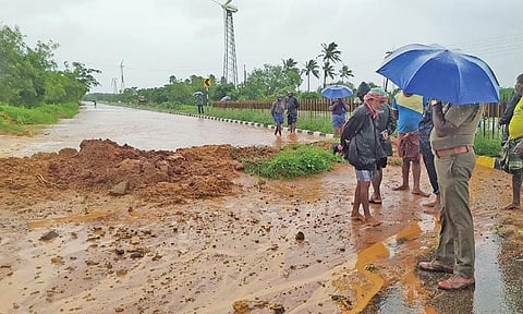 காட்டாற்று வெள்ளம் கரைபுரண்டதால் பெருங்குடி - வேப்பிலான்குளம்-கும்பிளம்பாடு சாலை துண்டிக்கப்பட்டது. (அடுத்தபடம்) ஆலந்துறை ஆற்று வெள்ளம் திருநெல்வேலி- கன்னியாகுமரி தேசிய நெடுஞ்சாலையில் கரைபுரண்டதால் அவ்வழியாக போக்குவரத்து பாதிக்கப்பட்டது.