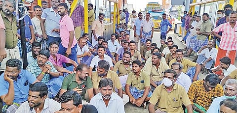 கப்பலூர் டோல்கேட்டை முற்றுகையிட்ட வாகன ஓட்டுநர்கள், உரிமையாளர்கள்.