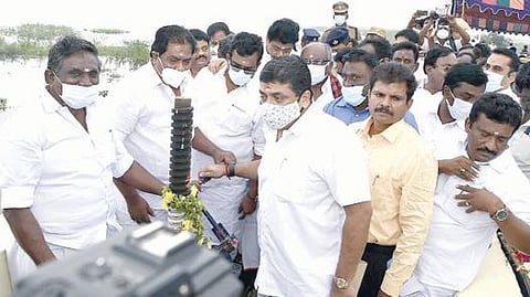 வைகை அணையில் இருந்து 58 கிராம கால்வாயில் தண்ணீரை திறந்து வைத்த அமைச்சர்கள் பி.மூர்த்தி, பழனிவேல் தியாகராஜன்.