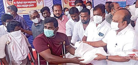 பெரும்பாக்கத்தில் மழையால் பாதிக்கப்பட்டவர்களுக்கான மருத்துவ முகாமை, தொடங்கி வைத்த அமைச்சர் தா.மோ.அன்பரசன், அவர்களுக்கு நிவாரண உதவிகளை வழங்கினார்.