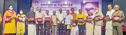 பபாசி சார்பில் கருணாநிதி பொற்கிழி விருது வழங்கும் விழா சென்னை தி.நகரில் நேற்று நடைபெற்றது. இதில் எழுத்தாளர்களுக்கு சுகாதாரத் துறை அமைச்சர் மா.சுப்பிரமணியன் விருதுகளை வழங்கினார். பபாசி தலைவர் ஆர்.எஸ்.சண்முகம், செயலாளர் எஸ்.கே.முருகன் மற்றும் விருது பெற்ற எழுத்தாளர்கள் உடன் உள்ளனர்.