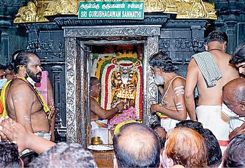 குருப் பெயர்ச்சியை முன்னிட்டு, ஆலங்குடி ஆபத்சகாயேஸ்வரர் கோயிலில் நேற்று குரு பகவானுக்கு நடைபெற்ற தீபாராதனை.