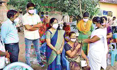 வேலூர் தொரப்பாடியில் நடைபெற்ற கரோனா தடுப்பூசி சிறப்பு முகாமை நேற்று ஆய்வு செய்த ஆட்சியர் குமாரவேல் பாண்டியன்.