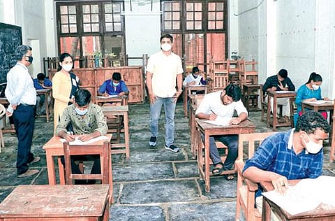 வேலூர் ஊரீசு கல்லூரியில் நடைபெற்ற யுபிஎஸ்சி தேர்வை மாவட்ட ஆட்சியர் குமாரவேல் பாண்டியன் நேற்று ஆய்வு செய்தார்.