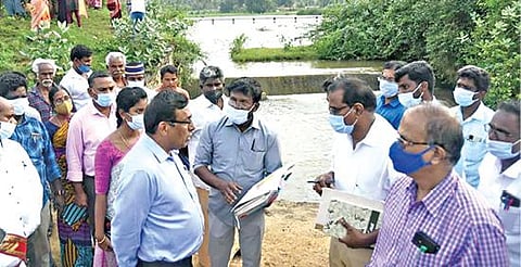 கெங்கவல்லி அடுத்த ஜங்கமசமுத்திரம் ஏரி நிரம்பியது. இதையடுத்து, அங்கு மேற்கொள்ள வேண்டிய பாதுகாப்பு நடவடிக்கை தொடர்பாக சேலம் ஆட்சியர் கார்மேகம் நேற்று ஆய்வு செய்தார். உடன் ஆத்தூர் கோட்டாட்சியர் சரண்யாதேவி உள்ளிட்டோர்.