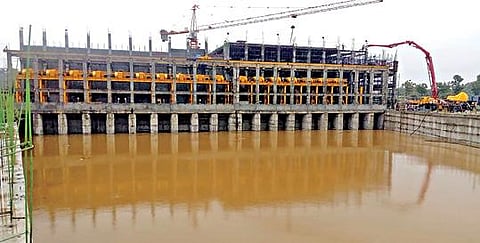 மேட்டூர் அணை உபரிநீர் திட்டத்துக்காக திப்பம்பட்டியில் அமைக்கப்பட்டுள்ள நீரேற்று நிலையத்தில் தேங்கியுள்ள காவிரி நீர்.