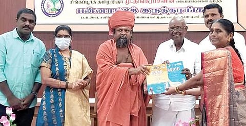 சிங்கப்பூர் தமிழறிஞர் மு.தங்கராசனின் படைப்பாக்கங்கள் குறித்து பன்னாட்டு கருத்தரங்கில் ஆய்வுத்தொகுதியை குன்றக்குடி ஆதீனம் பொன்னம்பல அடிகளார் வெளியிட பேராசிரியர் சாலமன் பாப்பையா பெற்றுக்கொண்டார்.