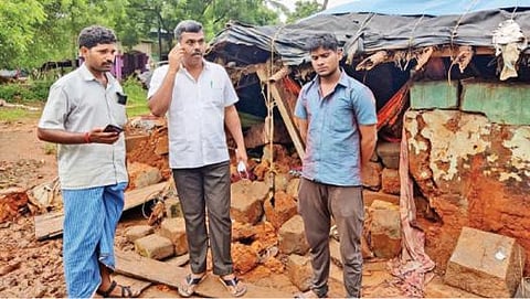 நெய்வேலி அருகே வடக்குமேலூரில் கனமழை காரணமாக இடிந்த வீட்டினை பார்வையிட்ட பாமக நிர்வாகி கோ. ஜெகன்.