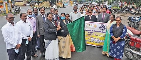 கடலூரில் குழந்தைகள் தின சிறப்பு சட்ட விழிப்புணர்வு ஊர்வலத்தை தொழிலாளர் நல நீதிமன்ற நீதிபதி எஸ். சுபா அன்புமணி கொடியசைத்து தொடக்கி வைத்தார்.