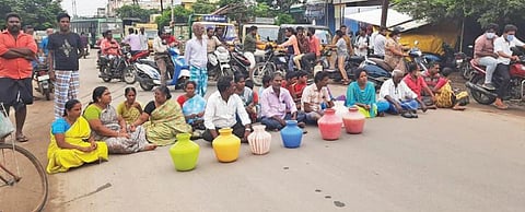 சிதம்பரம் வண்டிகேட் பகுதியில் சாலை மறியலில் ஈடுபட்ட பொதுமக்கள்.