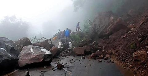 அந்தியூர் - பர்கூர் சாலையில் முதல் கொண்டை ஊசி வளைவு பகுதியில் நேற்று காலை மண்சரிவு ஏற்பட்டு சாலையில் பாறைகள் விழுந்துள்ளன.