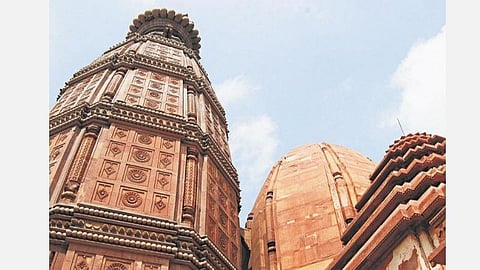 மதுராவில் கட்டுப்பாடுகள் மிக்க புனித இடங்களை இரவில் படம்பிடித்தவர் கைது