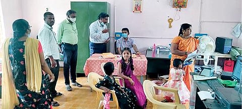 கந்திலி வட்டார வள மையத்தில் ஆதார் அட்டை வழங்குவதற்கான முகாமை மாவட்ட முதன்மை கல்வி அலுவலர் அய்யண்ணன் தொடங்கி வைத்தார்.