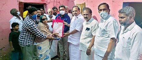 போளூர் அடுத்த வெண்மணி கிராமத்தில் மழையால் வீடு சேதமடைந்து பாதித்த குடும்பத்துக்கு நிவாரண உதவி வழங்கிய அதிமுக எம்எல்ஏ அக்ரி எஸ்.எஸ்.கிருஷ்ணமூர்த்தி.