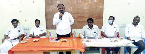 கலசப்பாக்கத்தில் நடைபெற்ற பருவதமலை தீபத் திருவிழா ஆலோ சனைக் கூட்டத்தில் பேசும் எம்எல்ஏ சரவணன்.