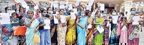 வீட்டு மனை பட்டா வழங்கக்கோரி திருவண்ணாமலை ஆட்சியரிடம் மனு கொடுக்க வந்த நரிக்குறவர்கள்.