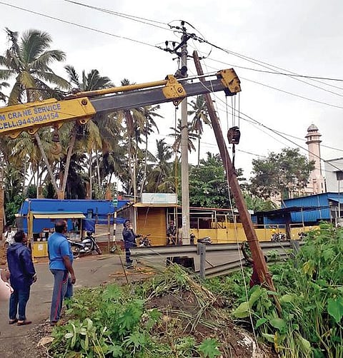 கன்னியாகுமரி மாவட்டம் குளச்சல் ஏ.வி.எம். கால்வாய் ஓரத்தில் மழையால் சாய்ந்த மின்கம்பங்களை சீரமைக்கும் பணி நடைபெற்றது.