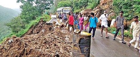 அந்தியூர் - பர்கூர் சாலையில் நேற்று காலை மீண்டும் மண்சரிவு ஏற்பட்டதால், சாலையின் ஒரு பகுதி சேதமானது. இதனால், வாகனப் போக்குவரத்து நிறுத்தப்பட்டது.