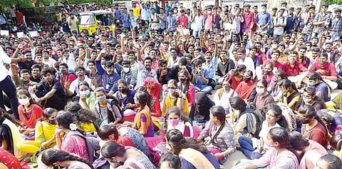 மதுரை ஆட்சியர் அலுவலகம் முன் ஆர்ப்பாட்டத்தில் ஈடுபட்ட அமெரிக்கன் கல்லூரி மாணவர்கள். படம்: எஸ்.கிருஷ்ணமூர்த்தி