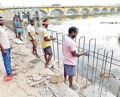 மதுரை கல் பாலத்தை ஒட்டி வைகை ஆற்றின் கரை மீது கட்டப்பட்டு வரும் தடுப்புச் சுவர். படம்:எஸ்.கிருஷ்ணமூர்த்தி